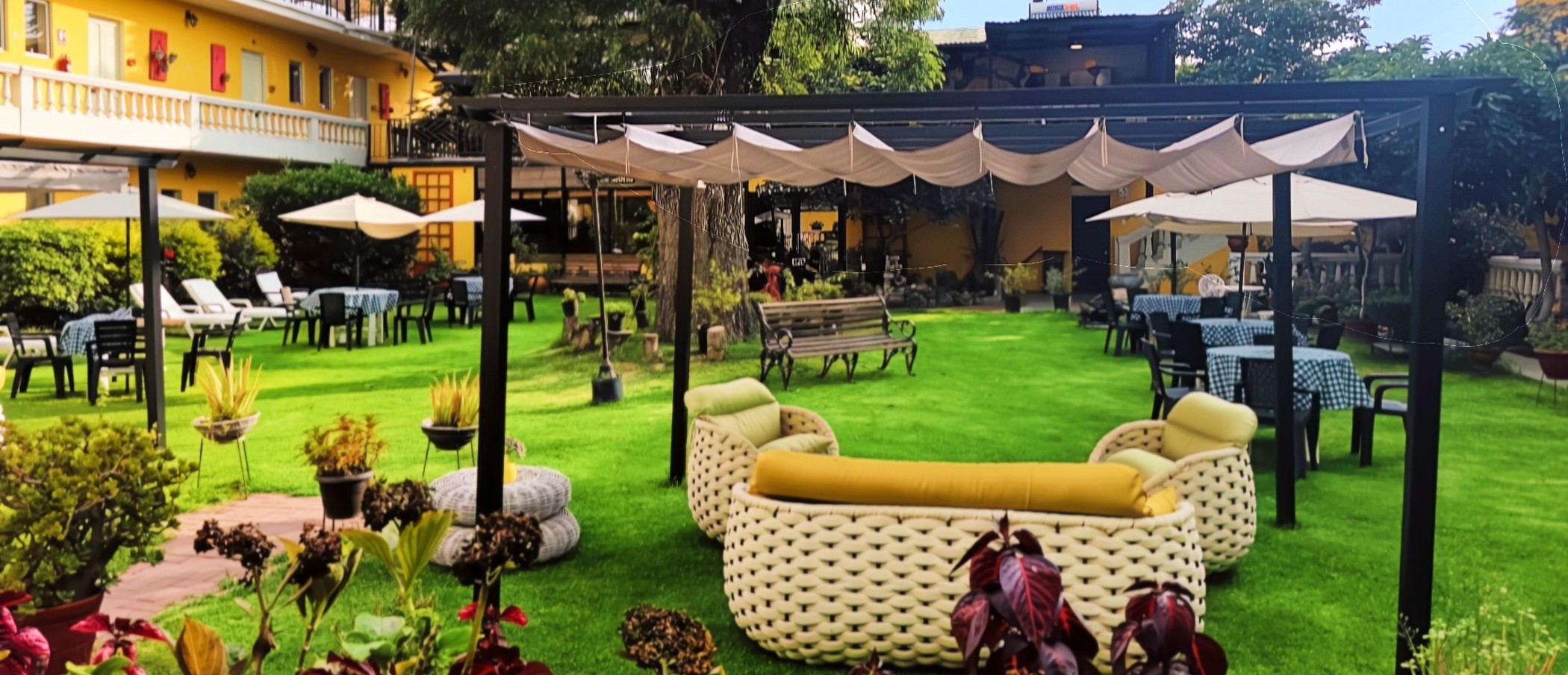 Jardín central del hotel